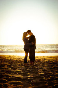Beach_kiss_sunset_engagement_Lovelight_photo