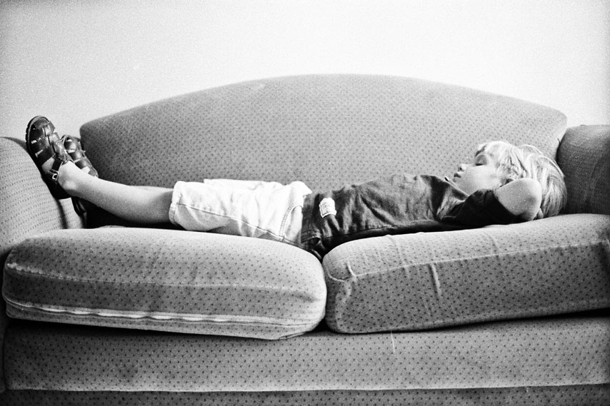 Child_sleeping_couch_Lovelight_Photo
