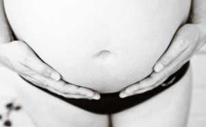 maternity_belly_hands_bw_Lovelight_Photo