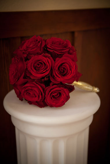Bridal_bouquet_red_roses_Lovelight_photo